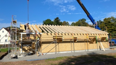 mainHAUS - Bungalow mit Eingangsüberdachung in Bischofsheim - Hausmontage