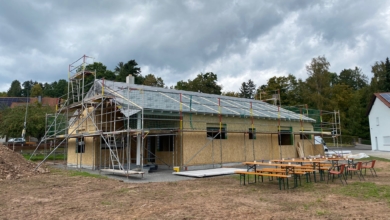 mainHAUS - Bungalow mit Eingangsüberdachung in Bischofsheim - Hausmontage