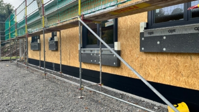 mainHAUS - Bungalow mit Eingangsüberdachung in Bischofsheim - Dackeindeckung, Fenster-Montage