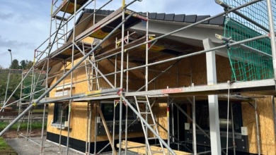 mainHAUS - Bungalow mit Eingangsüberdachung in Bischofsheim - Dackeindeckung, Fenster-Montage