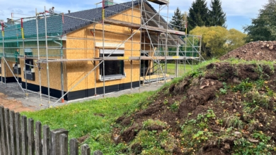 mainHAUS - Bungalow mit Eingangsüberdachung in Bischofsheim - Dackeindeckung, Fenster-Montage