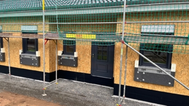 mainHAUS - Bungalow mit Eingangsüberdachung in Bischofsheim - Dackeindeckung, Fenster-Montage