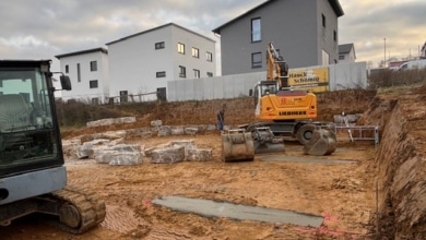 mainHAUS - Stadtvilla (HWF & SF) in Rimpar - Erdarbeiten und Setzen der Natursteinmauer