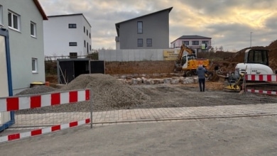 mainHAUS - Stadtvilla (HWF & SF) in Rimpar - Erdarbeiten und Setzen der Natursteinmauer