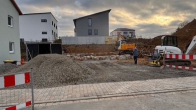 mainHAUS - Stadtvilla (HWF & SF) in Rimpar - Erdarbeiten und Setzen der Natursteinmauer